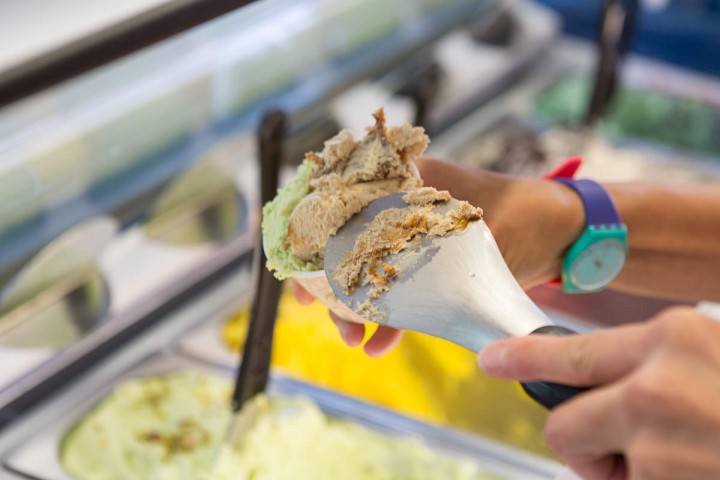 Bistro Pistache Interlaken BLS Schiffländte Interlaken OST Kaffee Kuchen Glace mamo photography