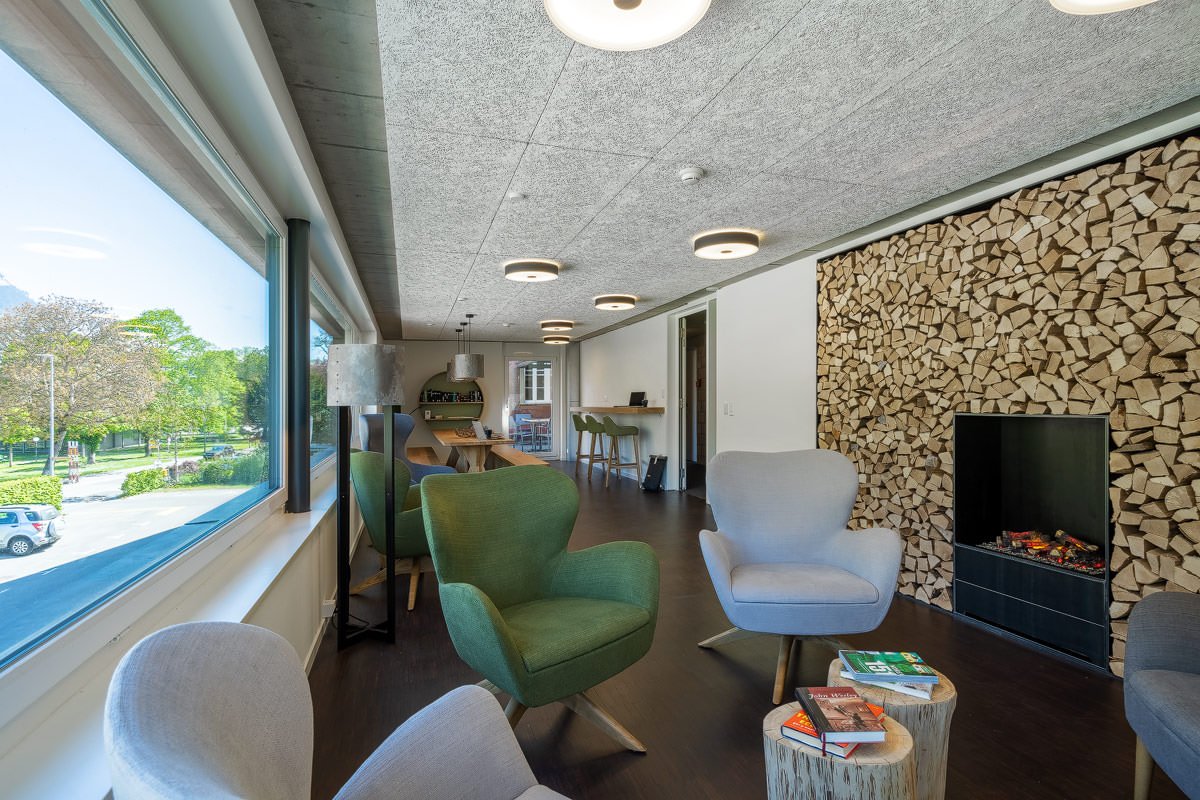 Coworking Interlaken Backpackers Villa Sonnenhof Interiorfotografie Moodfotos Fotograf Interlaken MAMO Photography Schweiz Lifestylefotos