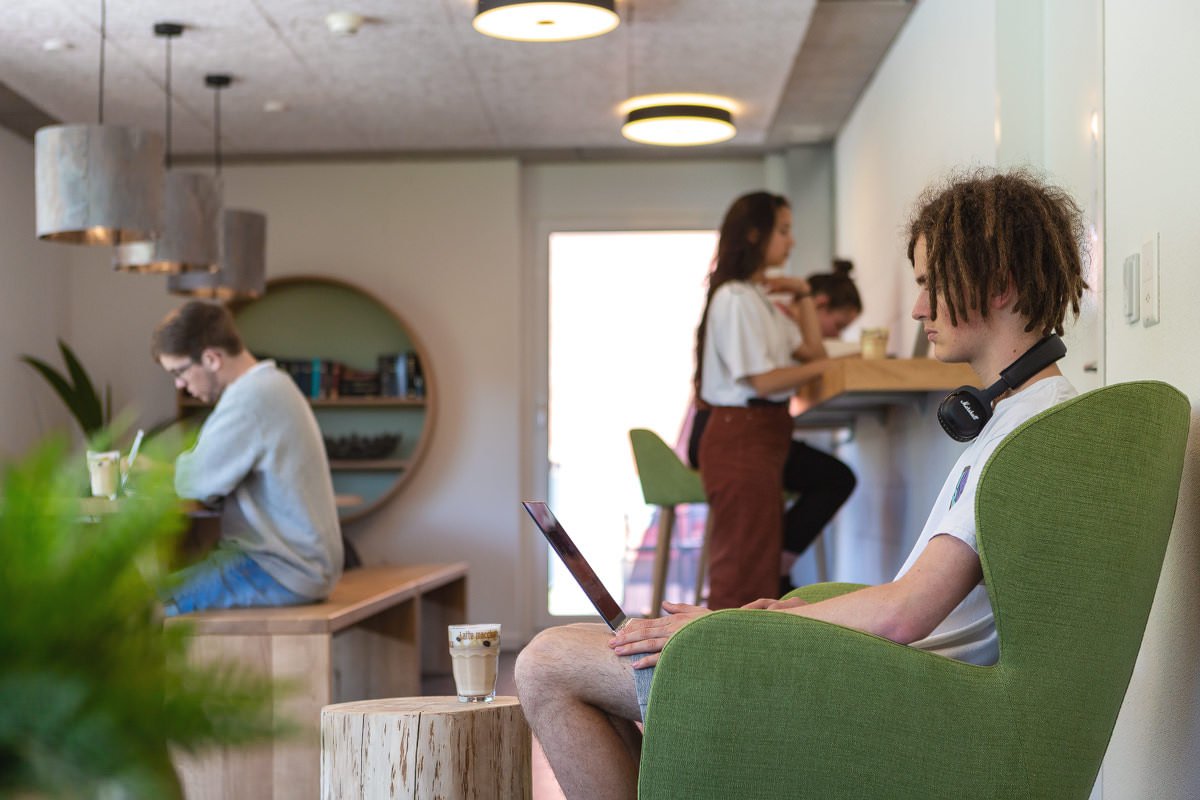 Coworking Interlaken Backpackers Villa Sonnenhof Interiorfotografie Moodfotos Fotograf Interlaken MAMO Photography Schweiz Lifestylefotos