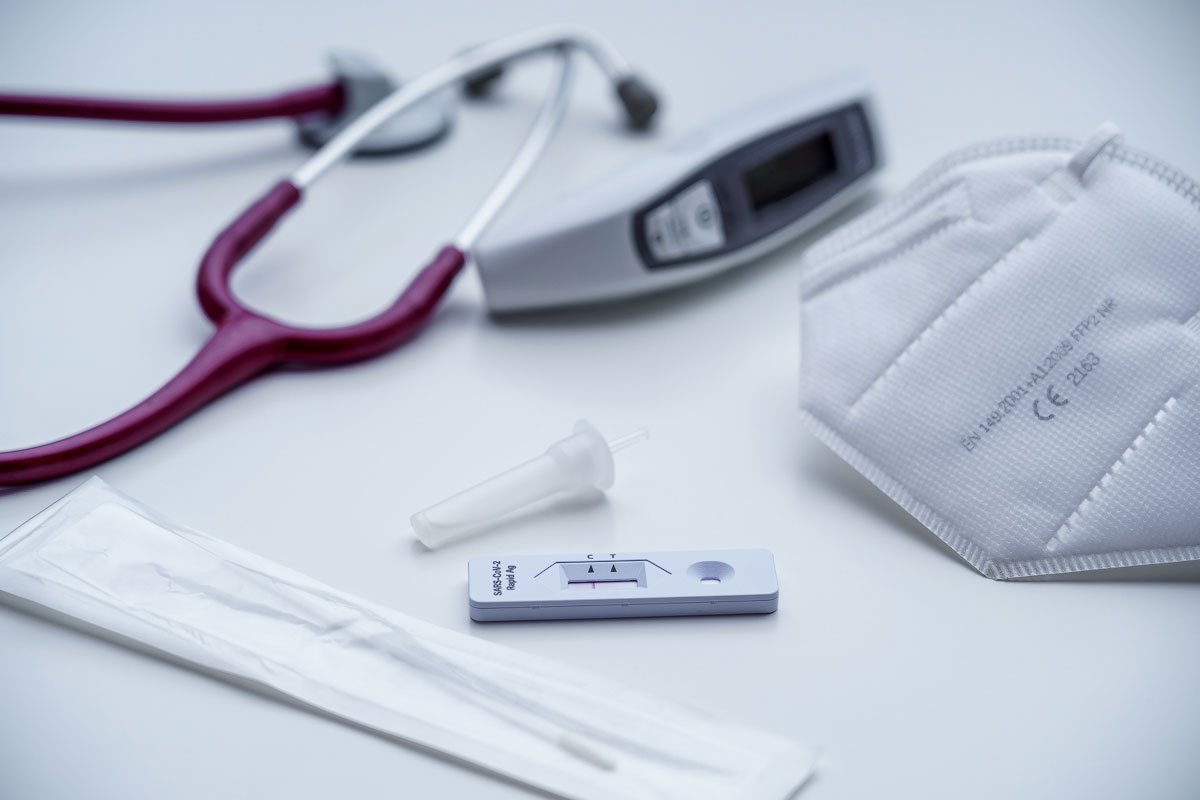 Fotograf Interlaken Medizin Sars-CoV-2 Rapid Antigen Test Nasal Schweiz MAMO Photography