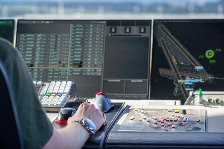 MAMO Photography Interlaken Fotograf Skyguide Dübendorf Zuerich Flughafen LSZH Radar Tower Aviatik Schweiz Fluglotse Ausbildung Flugsicherung Edelweiss Swiss Helvetic Airbus Boeing A330 A340 Faszination Flughafen Zuerich Airport