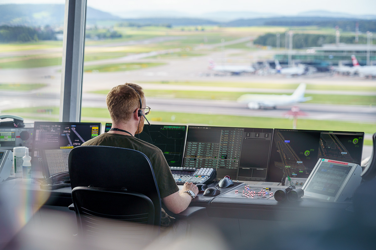 MAMO Photography Interlaken Fotograf Skyguide Dübendorf Zuerich Flughafen LSZH Radar Tower Aviatik Schweiz Fluglotse Ausbildung Flugsicherung Edelweiss Swiss Helvetic Airbus Boeing A330 A340 Faszination Flughafen Zuerich Airport